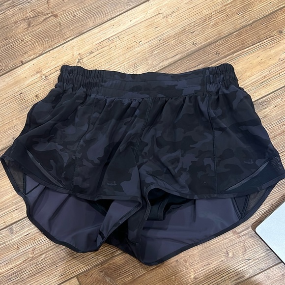 Lululemon hotty hot shorts- Camo - Picture 1 of 3